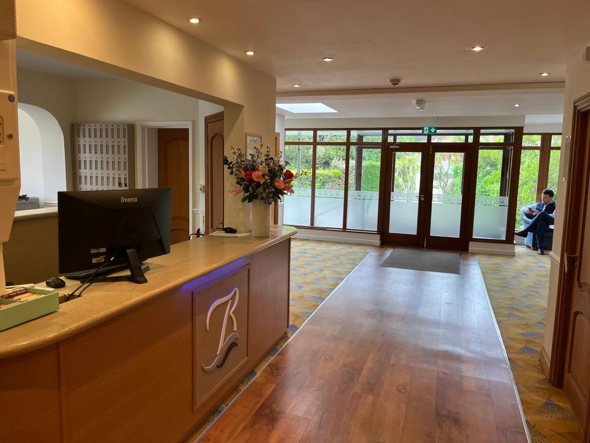 Biarritz Hotel St Brelade Buitenkant foto